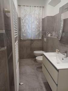 y baño con aseo y lavamanos. en Appartamento Civico Trentuno en Porto SantʼElpidio