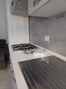 a kitchen with a stove top oven in a kitchen at Appartamento Civico Trentuno in Porto SantʼElpidio