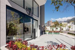 un edificio con ventanas y flores delante de él en Gran apartamento familiar en Quito - Great family apartment in Quito en Quito