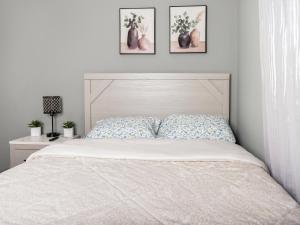 מיטה או מיטות בחדר ב-Stylish & family friendly 3 Bedroom - 8 mins to EWR