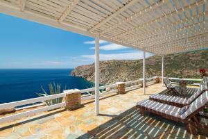 eine Terrasse mit Meerblick in der Unterkunft Sunset Studio in Cherronisos