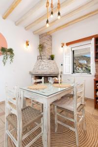 ein Esszimmer mit einem Tisch und Stühlen in der Unterkunft Sunset Studio in Cherronisos