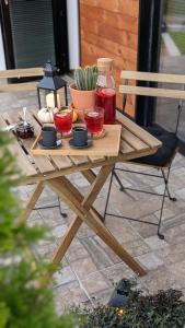 een houten tafel met eten op een patio bij Smeštaj Skuratenko in Malo Laole