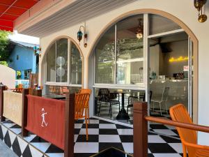 a restaurant with a black and white checkered floor at Sidewalk Boutique Hotel in Ko Samed