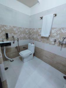 Kamar mandi di Hill Top Residency