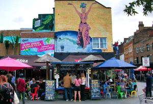 um edifício com um grande mural de uma mulher nele em APlaceToStay Central London Apartment, Waterloo em Londres