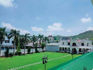vistas a un edificio con un campo verde en Hill Top Residency en Sawāi Mādhopur