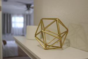 oggetto geometrico oro seduto su un tavolo di Hidden Emerald-Apartment with Kitchen and Laundry a Lakeland
