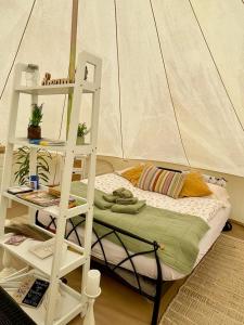 een kamer met een bed in een tent bij Glamping 4 Acres in Fryšták