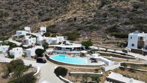 vista aerea su una villa con piscina di Ostria Village a Mylopotas