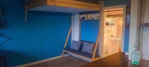 Habitación con litera y pared azul en studio idéal de voyage. en Gentilly