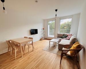 - un salon avec une table et un canapé dans l'établissement A Cozy Flat with Flair surrounded by Nature, à Vienne