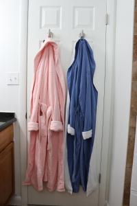 レイクランドにあるHidden Ruby-Apartment with Kitchen and Laundryの三着掛けのクローゼット +19枚の写真