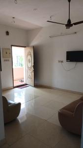 ein leerer Raum mit einem großen Fenster und einer Tür in der Unterkunft SRI SANKARA VILLAS -- Aditya Heritage in Kumbakonam