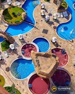- une vue sur la piscine d'un complexe dans l'établissement Suíte Privilegiada no Centro - Golden Dolphin, à Caldas Novas