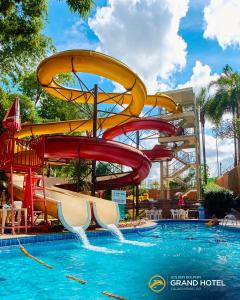 - un toboggan aquatique dans la piscine d'un complexe dans l'établissement Suíte Privilegiada no Centro - Golden Dolphin, à Caldas Novas