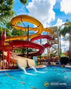 un toboggan aquatique dans une piscine d'un complexe hôtelier dans l'établissement Suíte Privilegiada no Centro - Golden Dolphin, à Caldas Novas