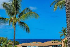 un hotel con palmeras y vistas al océano en Maui Vista 3411 condo, en Kihei