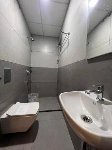 łazienka z umywalką i toaletą w obiekcie Hotel Lakshmi Residency w mieście Visakhapatnam