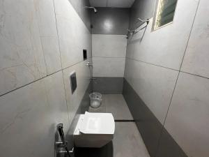 biała łazienka z umywalką i toaletą w obiekcie Hotel Lakshmi Residency w mieście Visakhapatnam