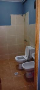 een badkamer met een toilet en een bidet bij Apartamentos El quincho in El Carmen