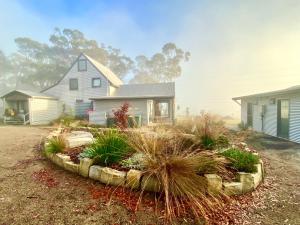 a house with a garden in front of it at Hatter's Hideout Cave and Lodge in Newnes Junction