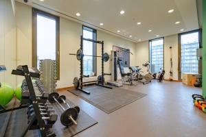 une salle de sport avec des tapis de course et des équipements d'exercice dans un bâtiment dans l'établissement Crowne Plaza Amsterdam - South, an IHG Hotel, à Amsterdam