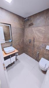 uma casa de banho com um chuveiro, um WC e um lavatório. em Vila Casablanca - Boutique Hotel & Restaurant em Shkodër