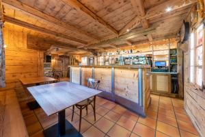 una cocina con mesa de madera en una cabaña en La Vieille Ferme, en Manigod