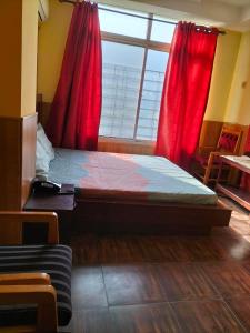 En eller flere senge i et værelse på Hotel Karma Muzaffarabad