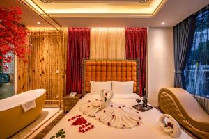 ein Hotelzimmer mit einem Bett und einer Badewanne sowie ein Schlafzimmer mit zwei Schuhen in der Unterkunft Mai Hotel in Hanoi