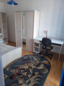 um quarto com uma cama, uma secretária e uma cadeira em 4 rooms apartment downtown Pitesti em Piteşti