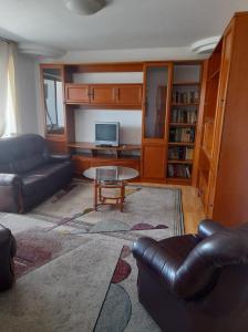 uma sala de estar com um sofá e uma mesa em 4 rooms apartment downtown Pitesti em Piteşti