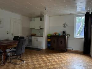 Cette chambre comprend une cuisine, une table et une salle à manger. dans l'établissement Alte Ranch, à Seesen