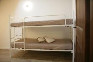two bunk beds in a small room with a door at Maison Rosina con ampia vista in borgo del 1400 in Marsciano