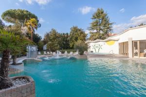 a swimming pool with a fountain in a house at Hotel Terme Patria in Abano Terme