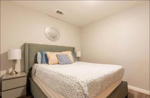 una camera da letto con un letto e uno specchio a parete di 1bdrm Gaslamp Conv Cntr - W Parking & 3 Beds #5 a San Diego