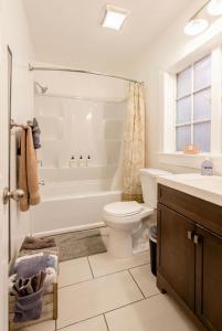 y baño con bañera, aseo y lavamanos. en 1bdrm Gaslamp Conv Cntr - W Parking & 3 Beds #5, en San Diego