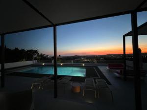 Goldra de Baixo的住宿－villagoldra rentals - Luxury and Family Villa，从房子里可欣赏到游泳池的景色