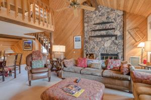 Кът за сядане в Sunburst Condo 2789 - Room for Up To 11 Guests and Elkhorn Resort Amenities