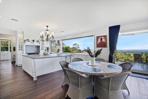 eine Küche und ein Esszimmer mit einem Tisch und Stühlen in der Unterkunft Luxury & plush lifestyle 5 Bedroom house in Mt Eliza in Mount Eliza