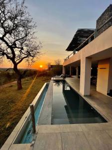 Πισίνα στο ή κοντά στο MANZINI RIVER HOUSE - Mjejane Private Game Reserve, Greater Kruger National Park