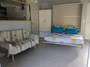 1 dormitorio con 1 cama, 1 sofá y 1 silla en La Belhomière - Sérénité, en Vins-sur-Caramy