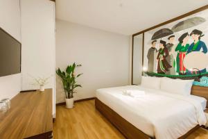 Schlafzimmer mit einem Bett mit Wandgemälde in der Unterkunft Nexy Living in Hanoi