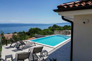 uma vista para uma piscina a partir de uma casa em Villa Norma em Opatija