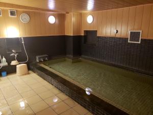 HOTEL CARNA A - Vacation STAY 53725v في كوماموتو: حمام الغرفه مع تجمع الماء في الحمام