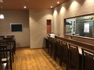 熊本HOTEL CARNA A - Vacation STAY 53725v的一间带椅子的用餐室和一间酒吧