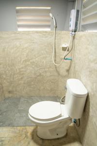 een badkamer met een toilet en een douche bij Butterfly Hostel, Pai in Pai
