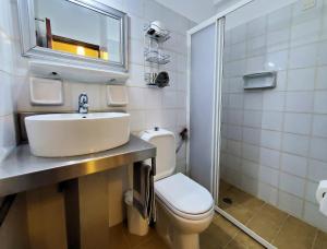Koupelna v ubytování Lappa Hotel + 37 fotografií