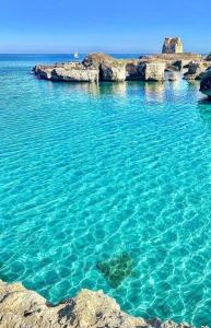 una gran masa de agua con rocas y agua azul en Bari rooms on the sea en Bari